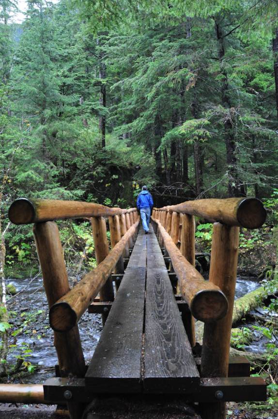 Atravessando riacho em rain forest de Sitka, no sudeste do Alaska
